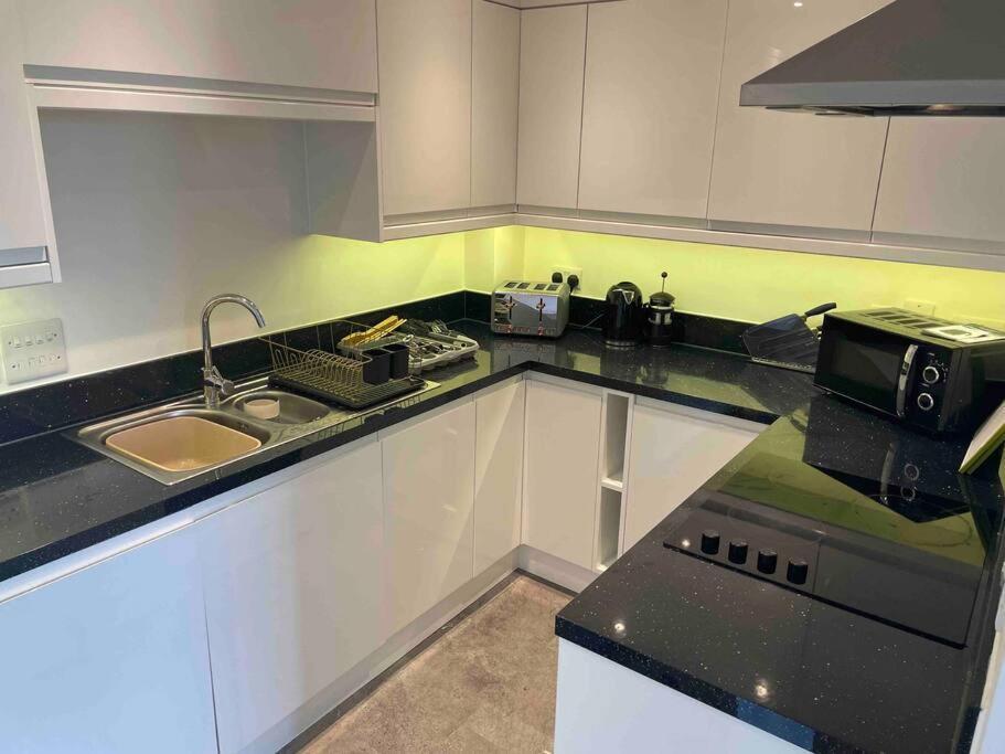 2 Bed City Centre Flat Bath Exterior photo