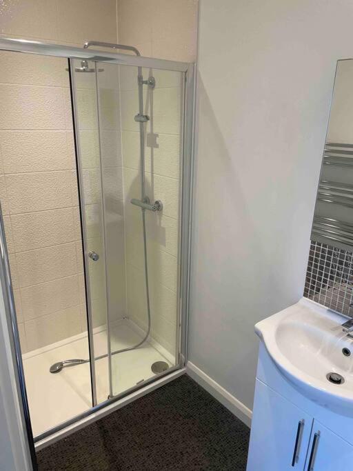 2 Bed City Centre Flat Bath Exterior photo