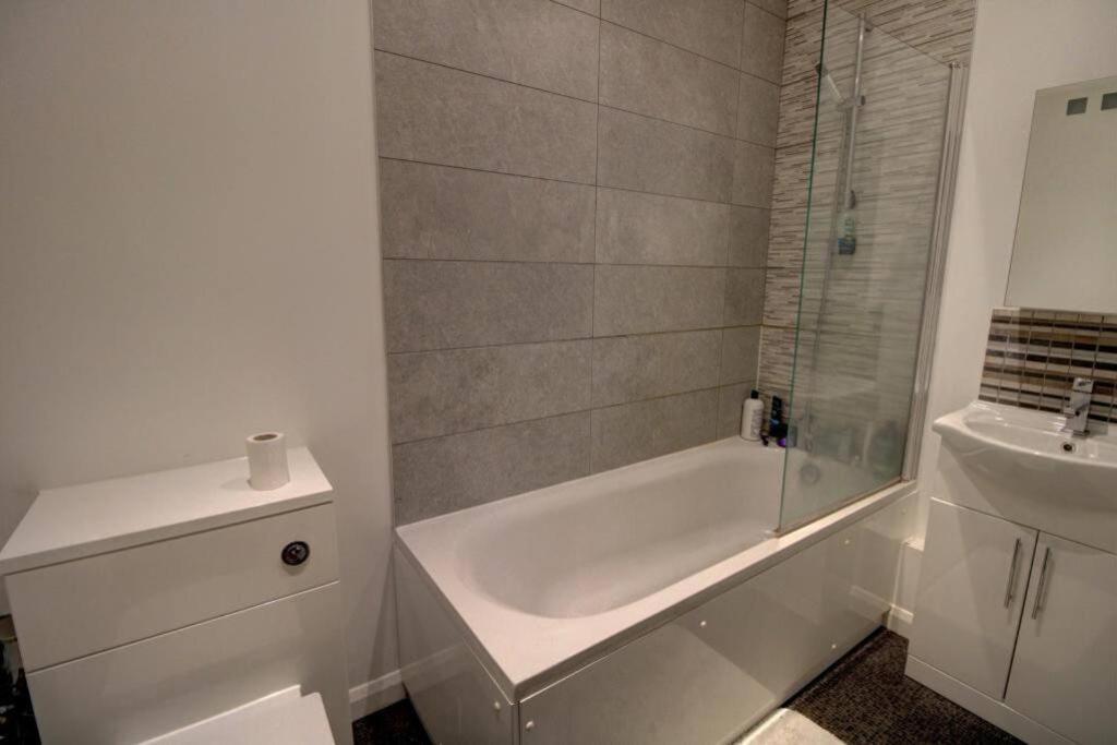 2 Bed City Centre Flat Bath Exterior photo