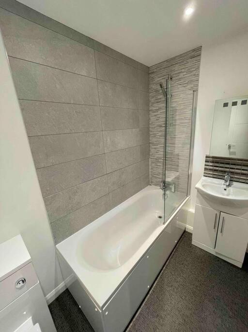 2 Bed City Centre Flat Bath Exterior photo