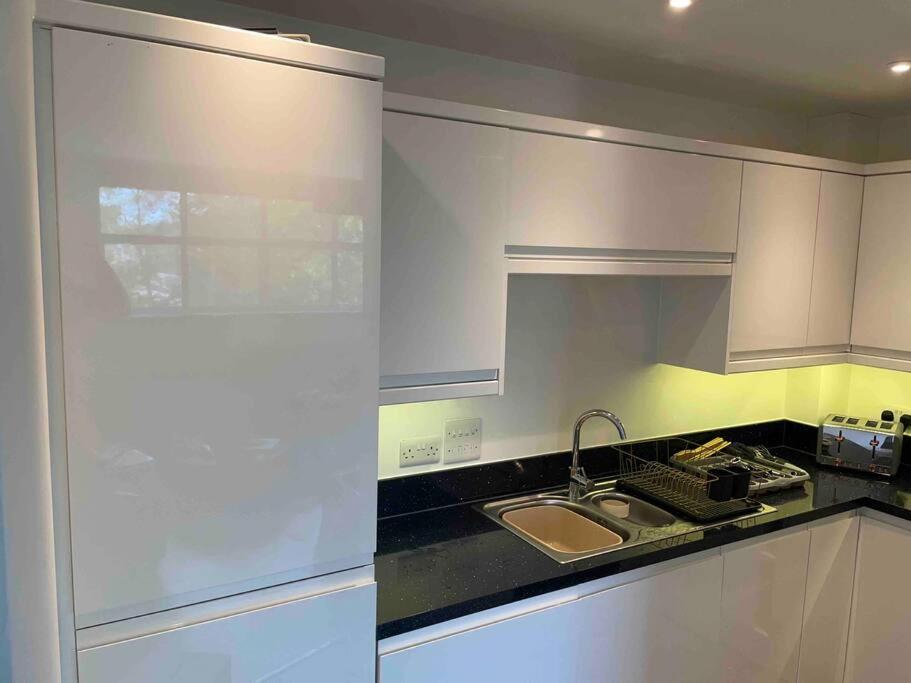 2 Bed City Centre Flat Bath Exterior photo